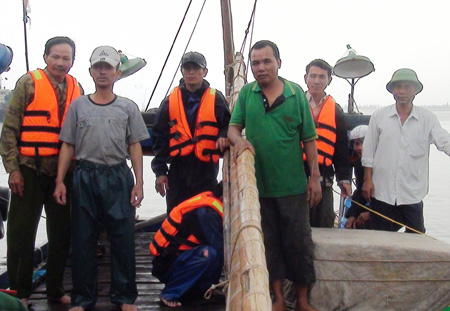 Nghệ An Cứu nạn thành công tàu cá cùng 6 thuyền viên gặp nạn trên biển